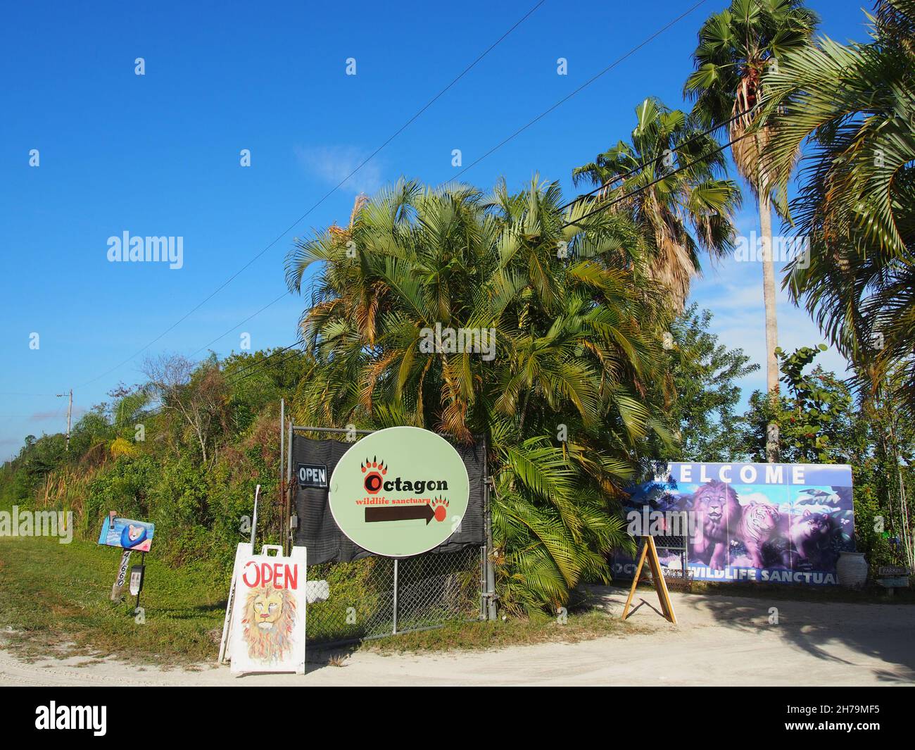 Cartelli all'ingresso dell'Octagon Wildlife Sanctuary a Punta Gorda, Florida, USA, 2020 © Katharine Andriotis Foto Stock