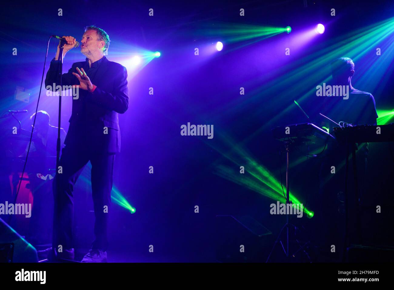 Brighton, Regno Unito. Concorde 2 Brighton 17 novembre 2021. Foto di Neil Arthur of Blancmange che si esibisce sul palco. © Andy Sturmey / Alamy Live News Foto Stock