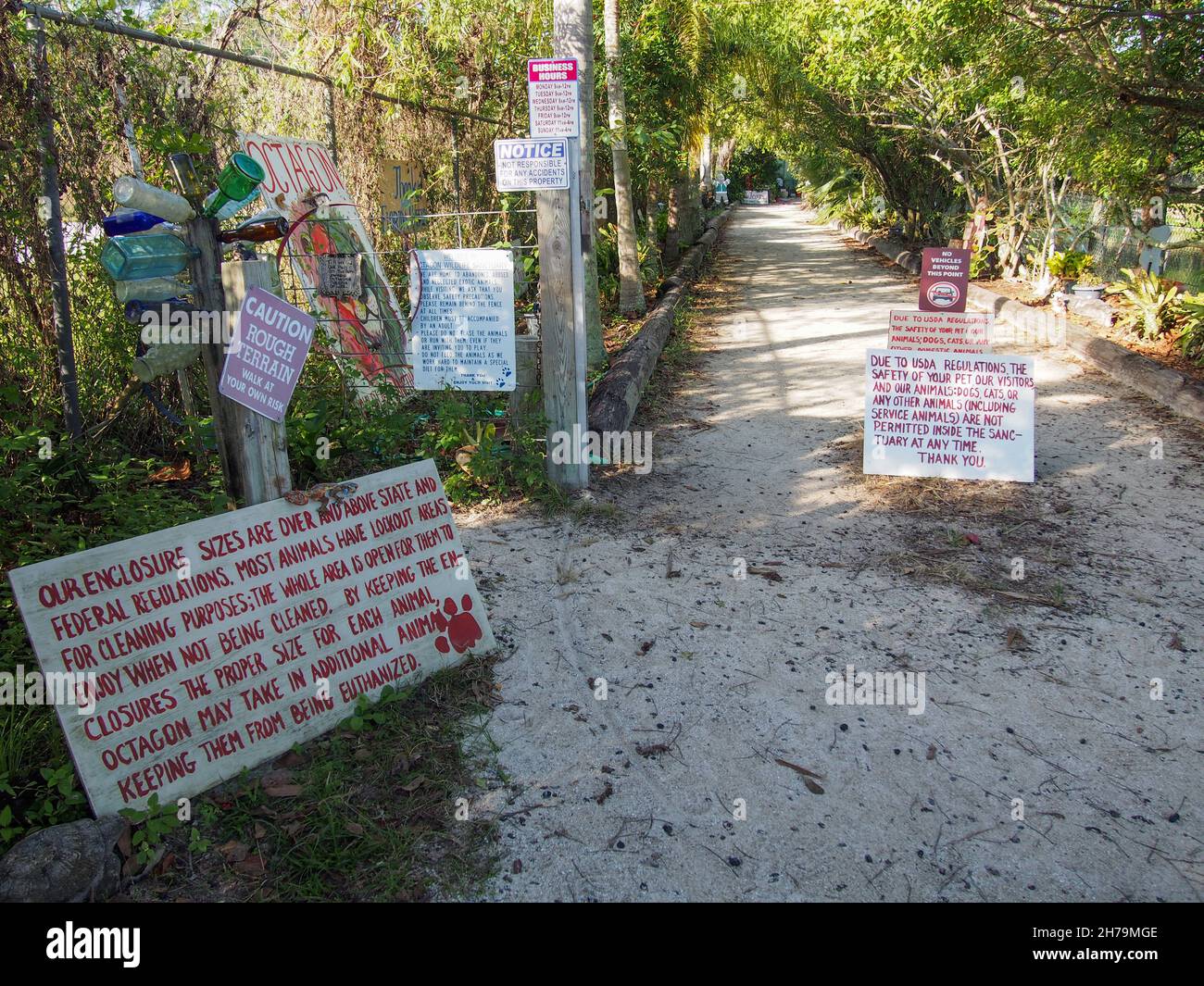 Cartelli all'ingresso dell'Octagon Wildlife Sanctuary a Punta Gorda, Florida, USA, 2020 © Katharine Andriotis Foto Stock