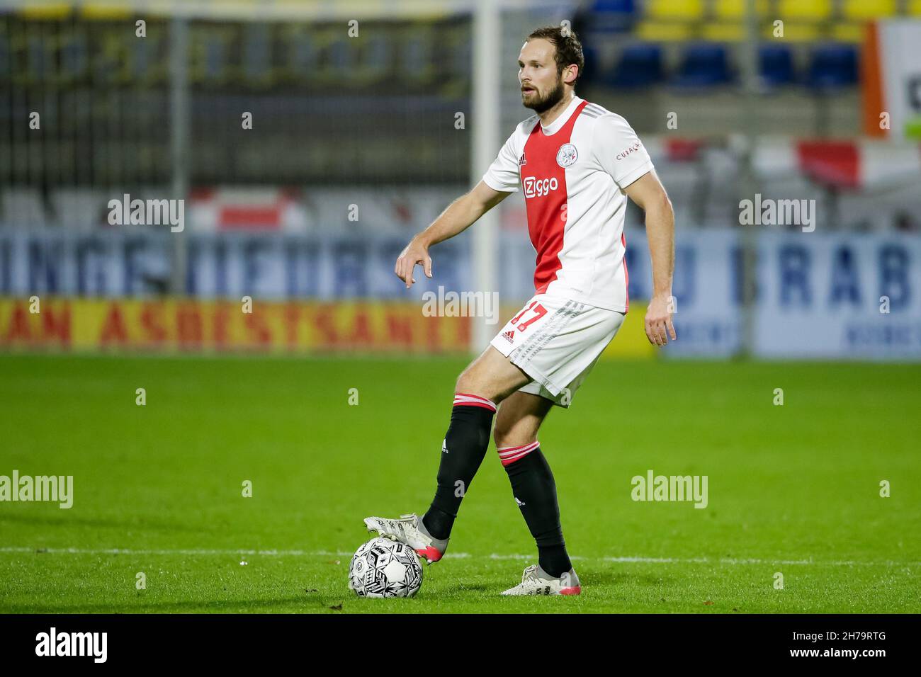 WAALWIJK, PAESI BASSI - NOVEMBRE 21: Daley Blind di Ajax controlla la palla durante la partita olandese di Eredivie tra RKC Waalwijk e Ajax al Mandemakers Stadion il 21 Novembre 2021 a Waalwijk, Paesi Bassi (Foto di Broer van den Boom/Orange Pictures) Foto Stock