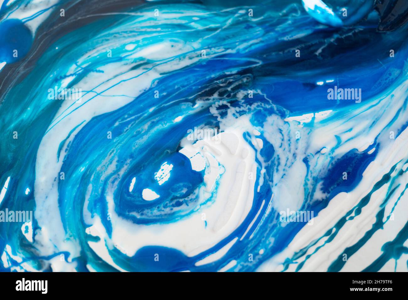 Resina epossidica art. Texture of blue and white paint. Arte fluida, kintsugi. Primo piano Foto Stock