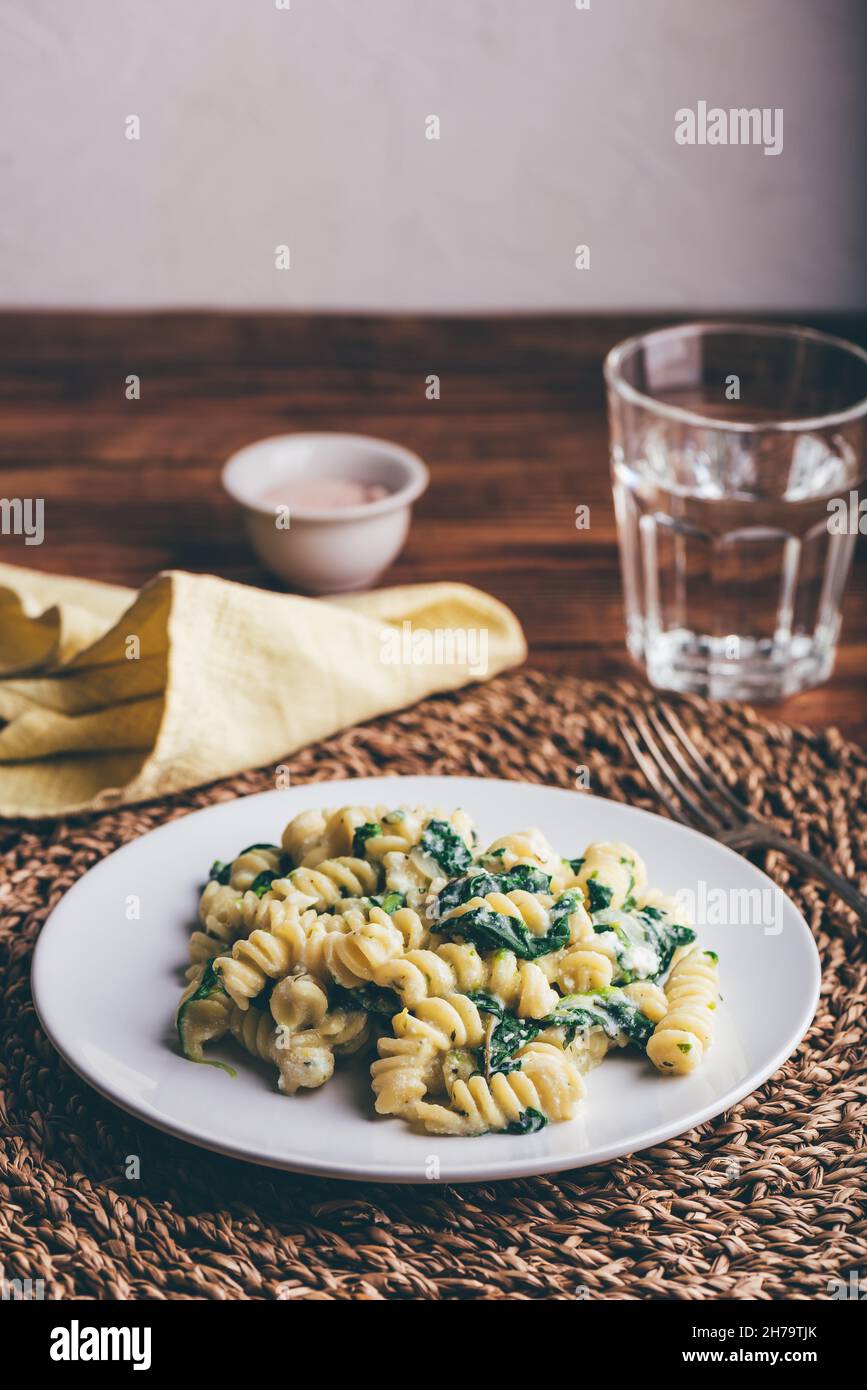 Pasta cremosa con spinaci e Timo su piatto bianco Foto Stock