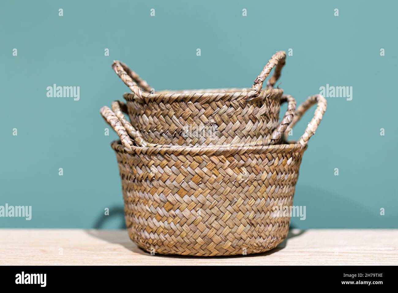 Primo piano dei cestelli di vimini su sfondo blu. Foto Stock