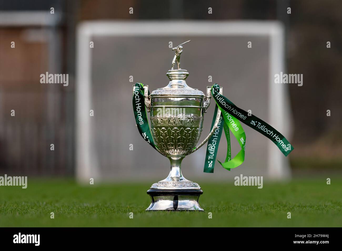 Il trofeo più importante in shinty, la Camanachd Cup raffigurata in campo al Dell, Kingussie, con i nastri sponsor che mostrano Tulloch Homes. Foto Stock