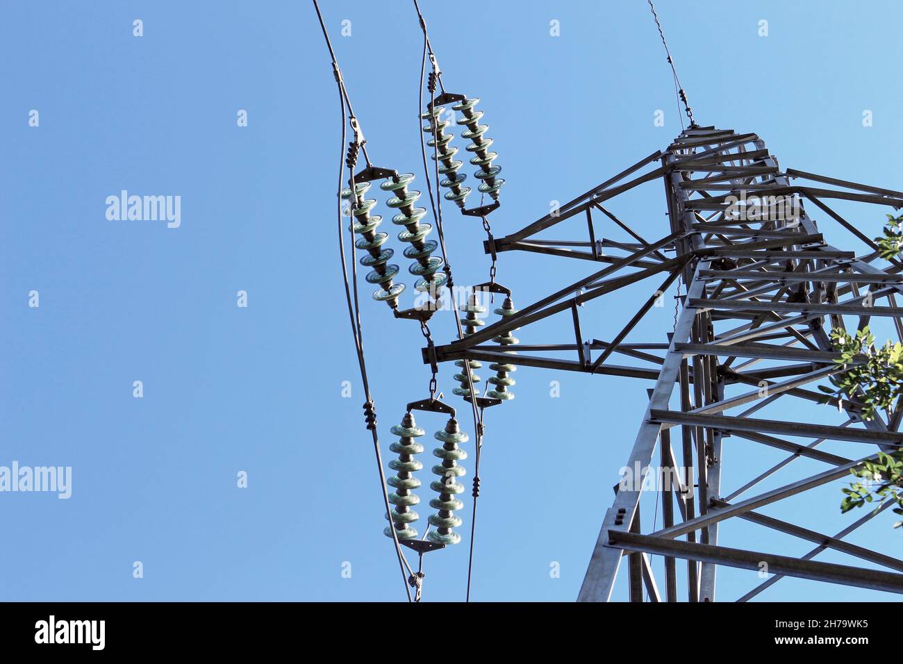 Rete elettrica. Vari elementi che compongono la rete di distribuzione energetica nei centri urbani. Parte dei sistemi di distribuzione dell'elettricità Foto Stock