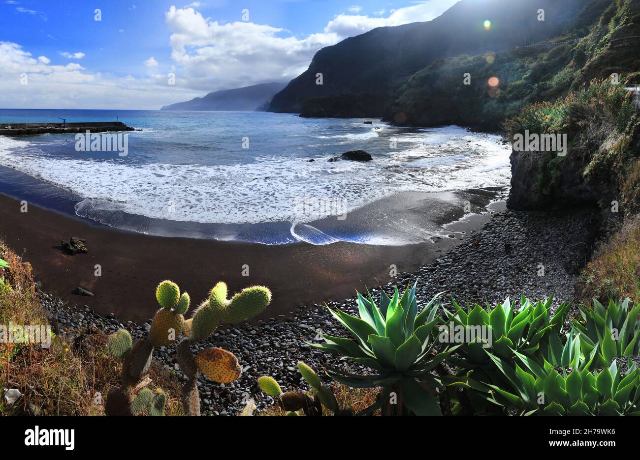 Isola di Madeira natura bellezza scenario. Paesaggio marino, incredibile spiaggia Seixal nella costa settentrionale famoso luogo per il surf Foto Stock