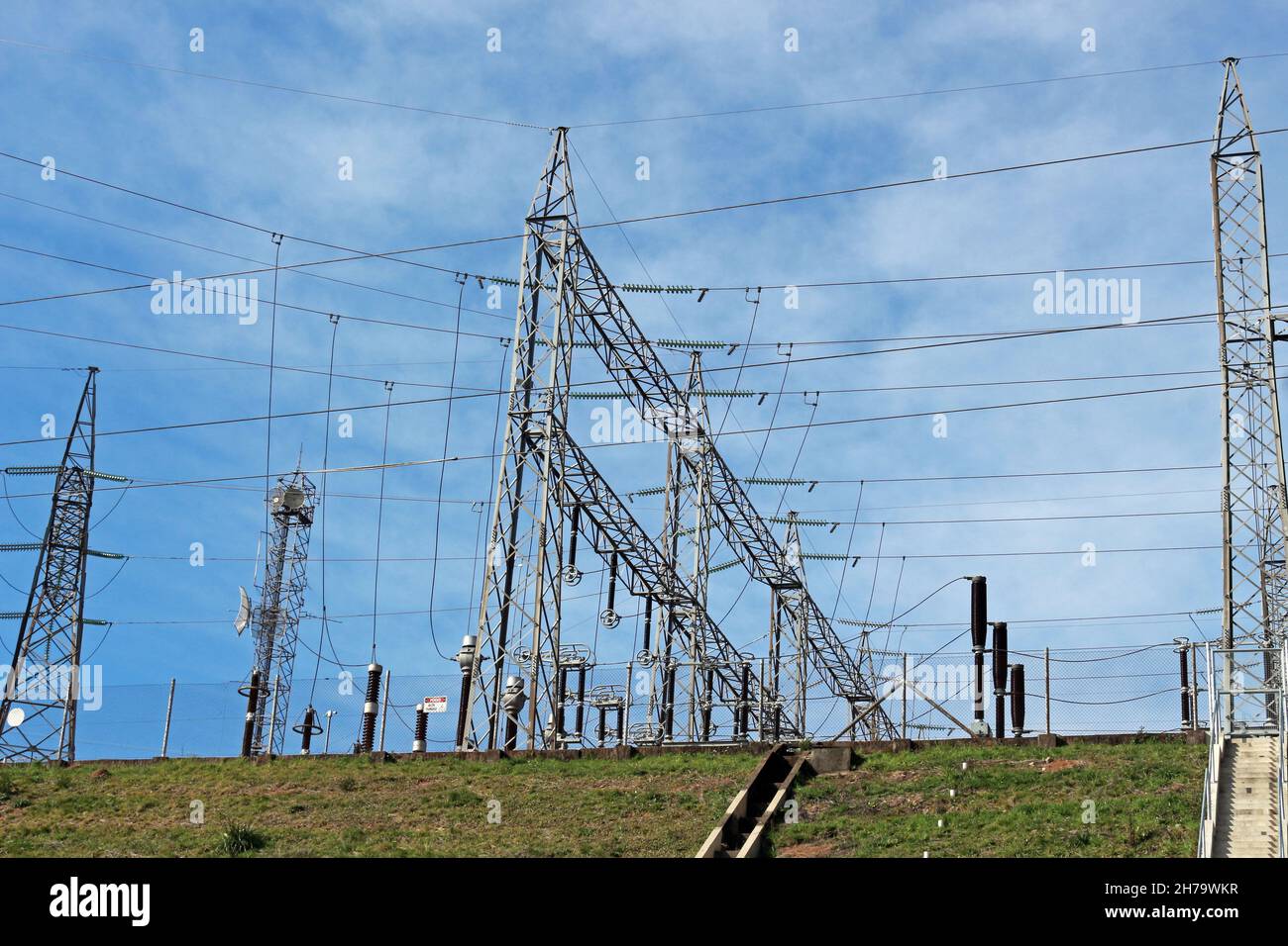 Rete elettrica. Vari elementi che compongono la rete di distribuzione energetica nei centri urbani. Parte dei sistemi di distribuzione dell'elettricità Foto Stock