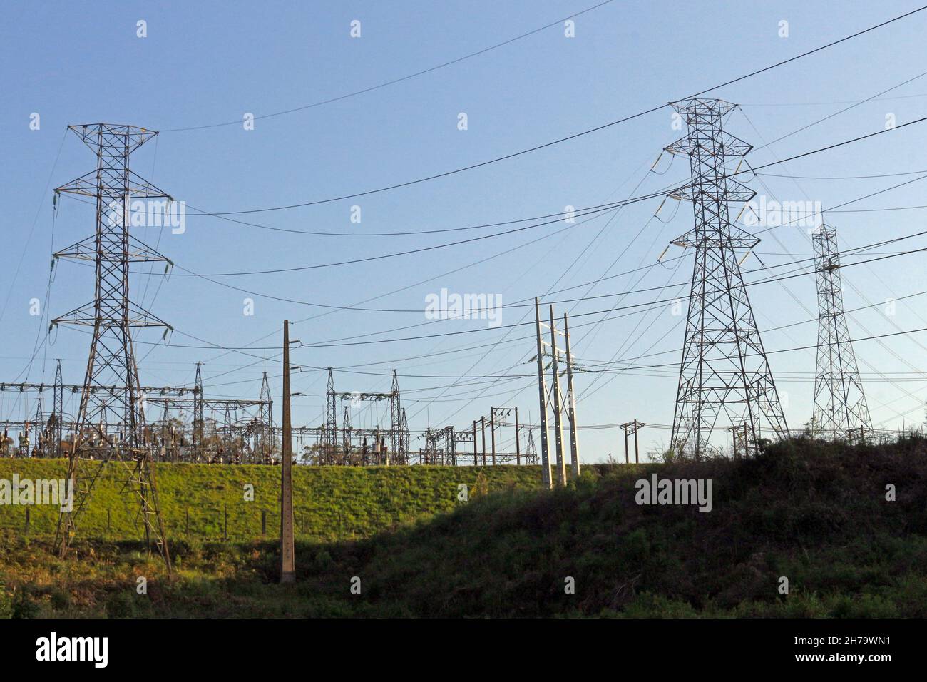 Rete elettrica. Vari elementi che compongono la rete di distribuzione energetica nei centri urbani. Parte dei sistemi di distribuzione dell'elettricità Foto Stock