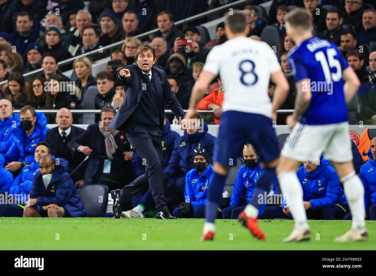 Antonio Conte manager di Tottenham Hotspur fornisce le istruzioni del suo team Foto Stock