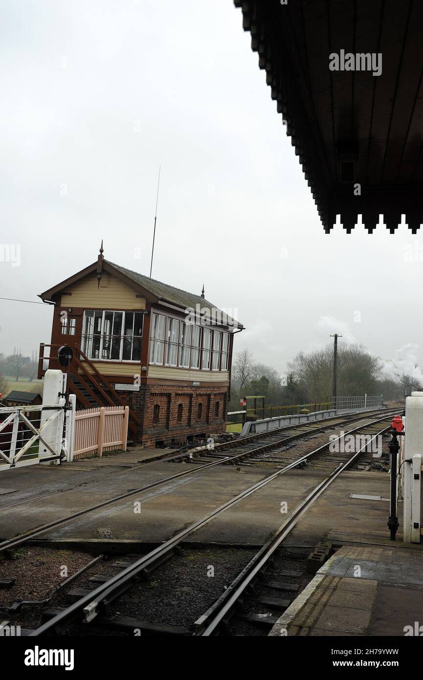 Scatola segnale Wansford e attraversamento del livello. Foto Stock