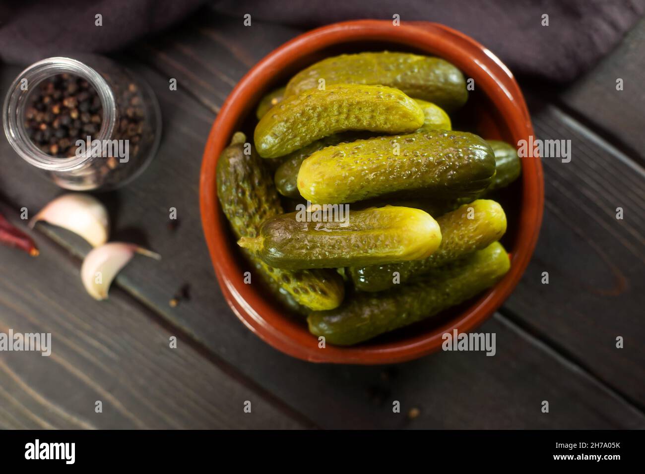 Cetriolini sottaceto. Cetrioli salati su sfondo scuro, piatto Foto Stock