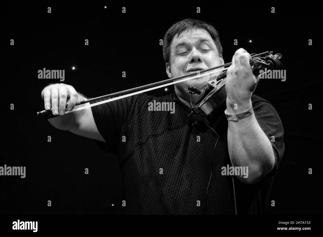 John Pearce suona violino jazz con Dave newton al piano, Scarborough Jazz Festival 2021, Regno Unito Foto Stock