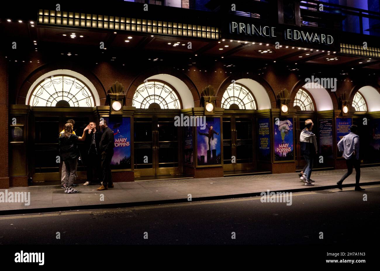La gente gode la vita notturna vicino al teatro del Principe Edoardo nel West End e Soho,Londra,Inghilterra,Regno Unito Foto Stock