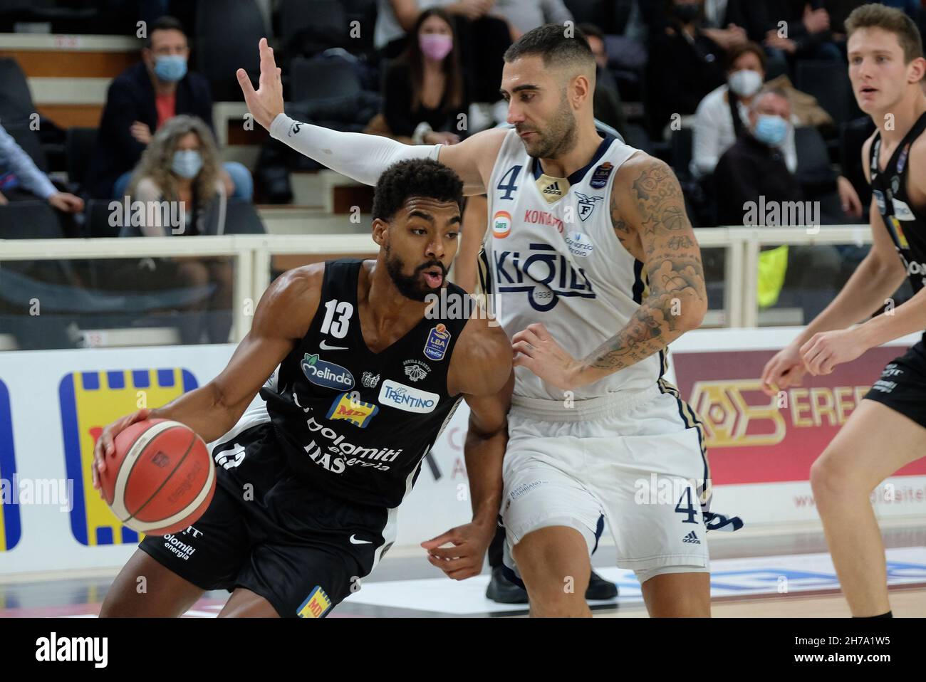 BLM Group Arena, Trento, Italia, 21 novembre 2021, Wesley Saunders - Aquila Basket Dolomiti Trentino energia ostacolato da Pietro Aradori - Fortitudo Kigili Bologna in occasione delle Dolomiti energia Trentino vs Fortitudo Bologna - Campionato Italiano Basket Serie A. Foto Stock