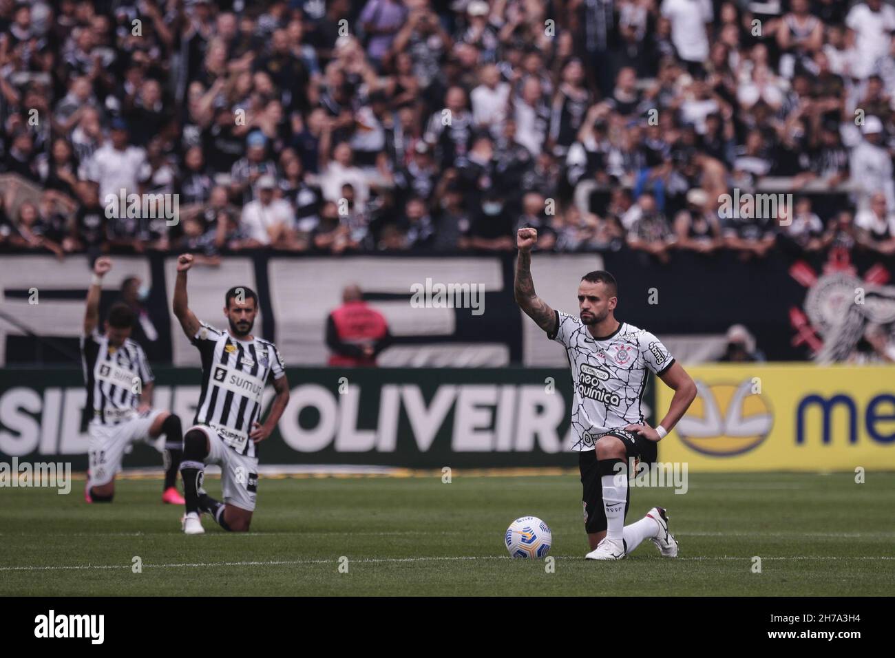 SP - Sao Paulo - 11/21/2021 - BRASILIANO A 2021, CORINTHIANS X SANTOS - Corinthians e Santos fanno gesti in riferimento alla giornata della coscienza nera e combattono il pregiudizio razziale durante una partita allo stadio Arena Corinthians per il campionato brasiliano A 2021. Foto: Ettore Chiereguini/AGIF/Sipa USA Credit: Sipa USA/Alamy Live News Foto Stock SP - Sao Paulo - 11/21/2021 - BRASILIANO A 2021, CORINTHIANS X SANTOS - Corinthians e Santos fanno gesti in riferimento alla giornata della coscienza nera e combattono il pregiudizio razziale durante una partita allo stadio Arena Corinthians per il campionato brasiliano A 2021. Foto: Ettore Chiereguini/AGIF/Sipa USA Credit: Sipa USA/Alamy Live News Foto Stock