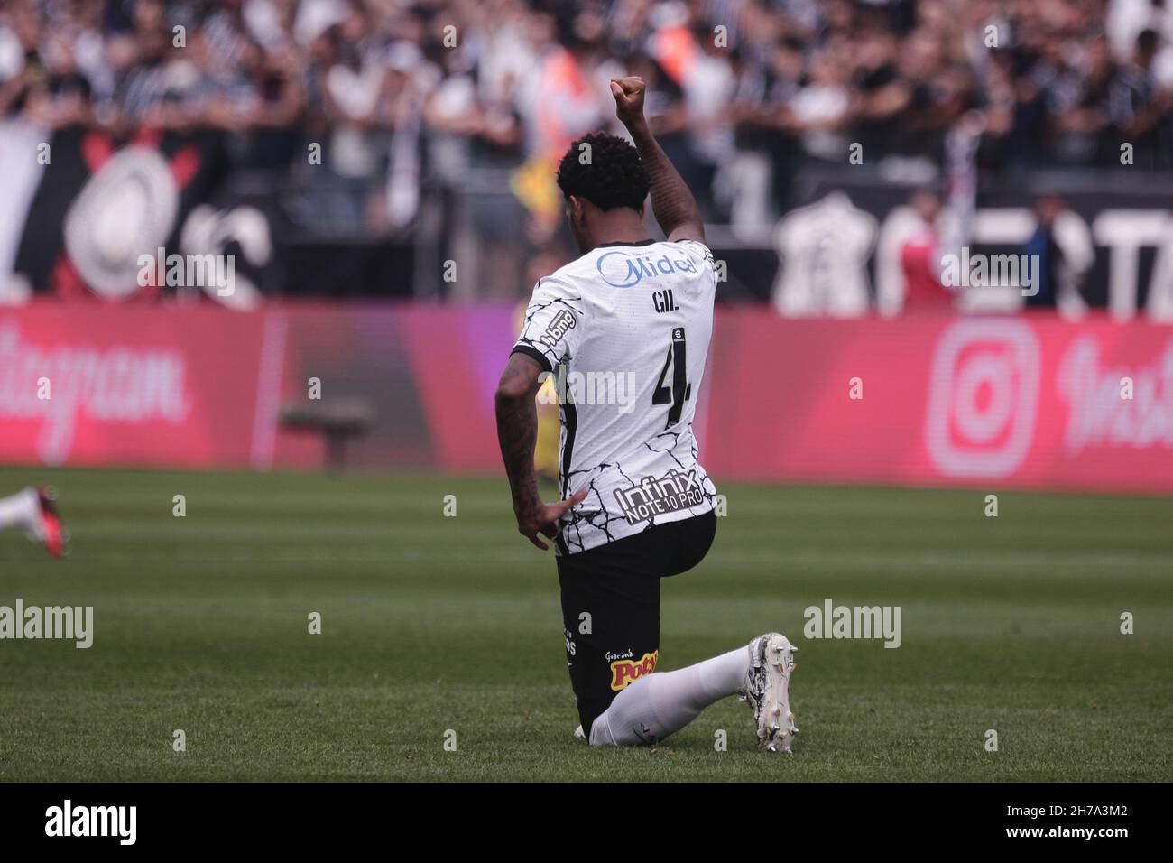 SP - Sao Paulo - 11/21/2021 - BRASILIANO A 2021, CORINTHIANS X SANTOS - Corinthians e Santos fanno gesti in riferimento alla giornata della coscienza nera e combattono il pregiudizio razziale durante una partita allo stadio Arena Corinthians per il campionato brasiliano A 2021. Foto: Ettore Chiereguini/AGIF/Sipa USA Credit: Sipa USA/Alamy Live News Foto Stock SP - Sao Paulo - 11/21/2021 - BRASILIANO A 2021, CORINTHIANS X SANTOS - Corinthians e Santos fanno gesti in riferimento alla giornata della coscienza nera e combattono il pregiudizio razziale durante una partita allo stadio Arena Corinthians per il campionato brasiliano A 2021. Foto: Ettore Chiereguini/AGIF/Sipa USA Credit: Sipa USA/Alamy Live News Foto Stock