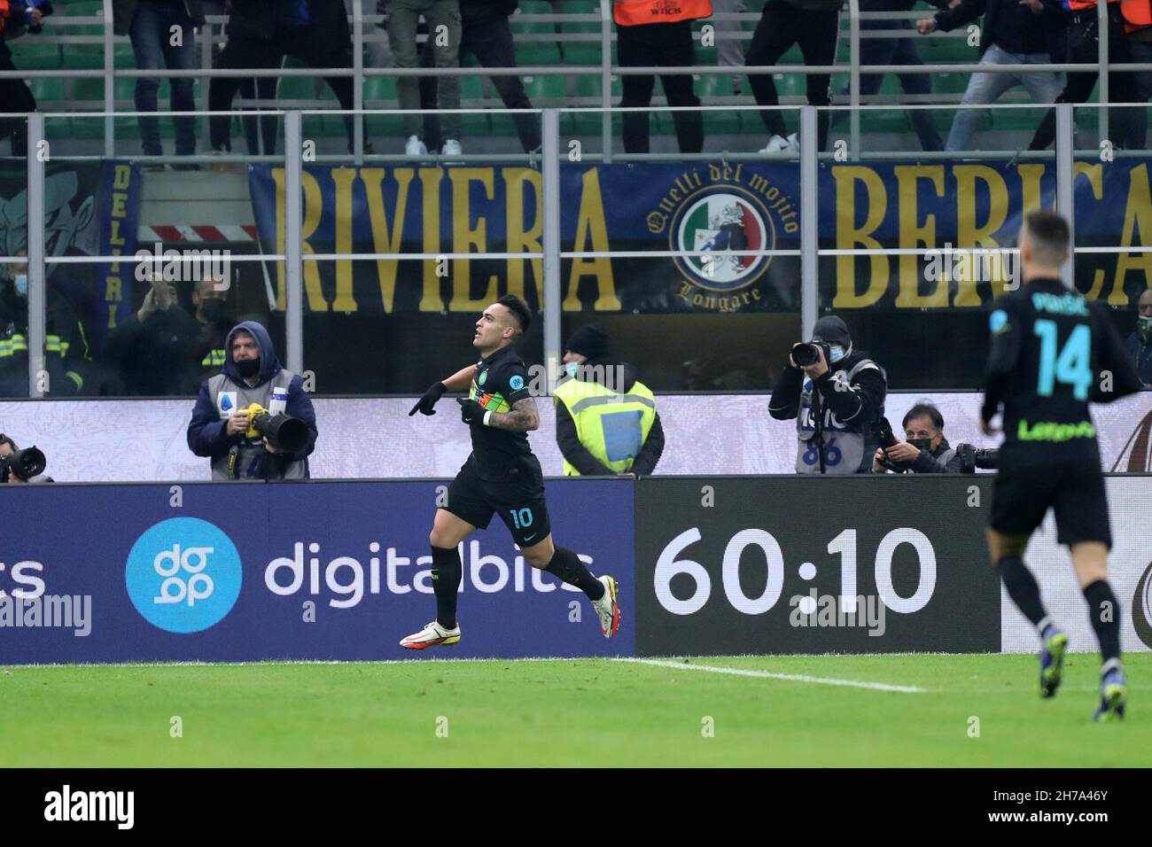 Milano, Italia. 21 Nov 2021. Lautaro Martinez del FC Internazionale la Serie A match tra FC Internazionale e SSC Napoli allo Stadio Giuseppe Meazza il 21 novembre 2021 a Milano. Credit: Marco Canoniero/Alamy Live News Foto Stock