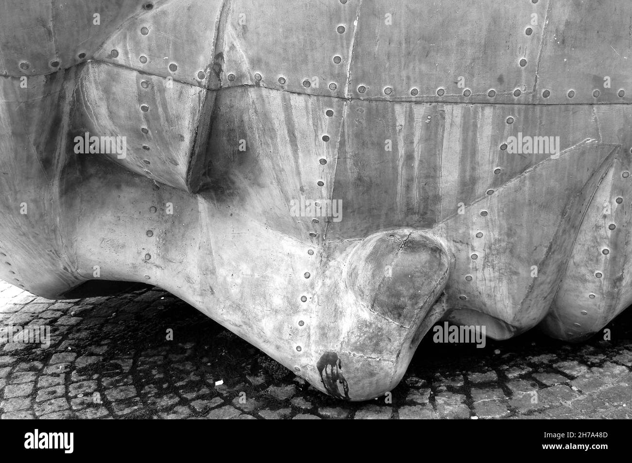 Il "volto" del memoriale di guerra del mercante Seaman a Cardiff Bay, Cardiff, Galles, Regno Unito Foto Stock