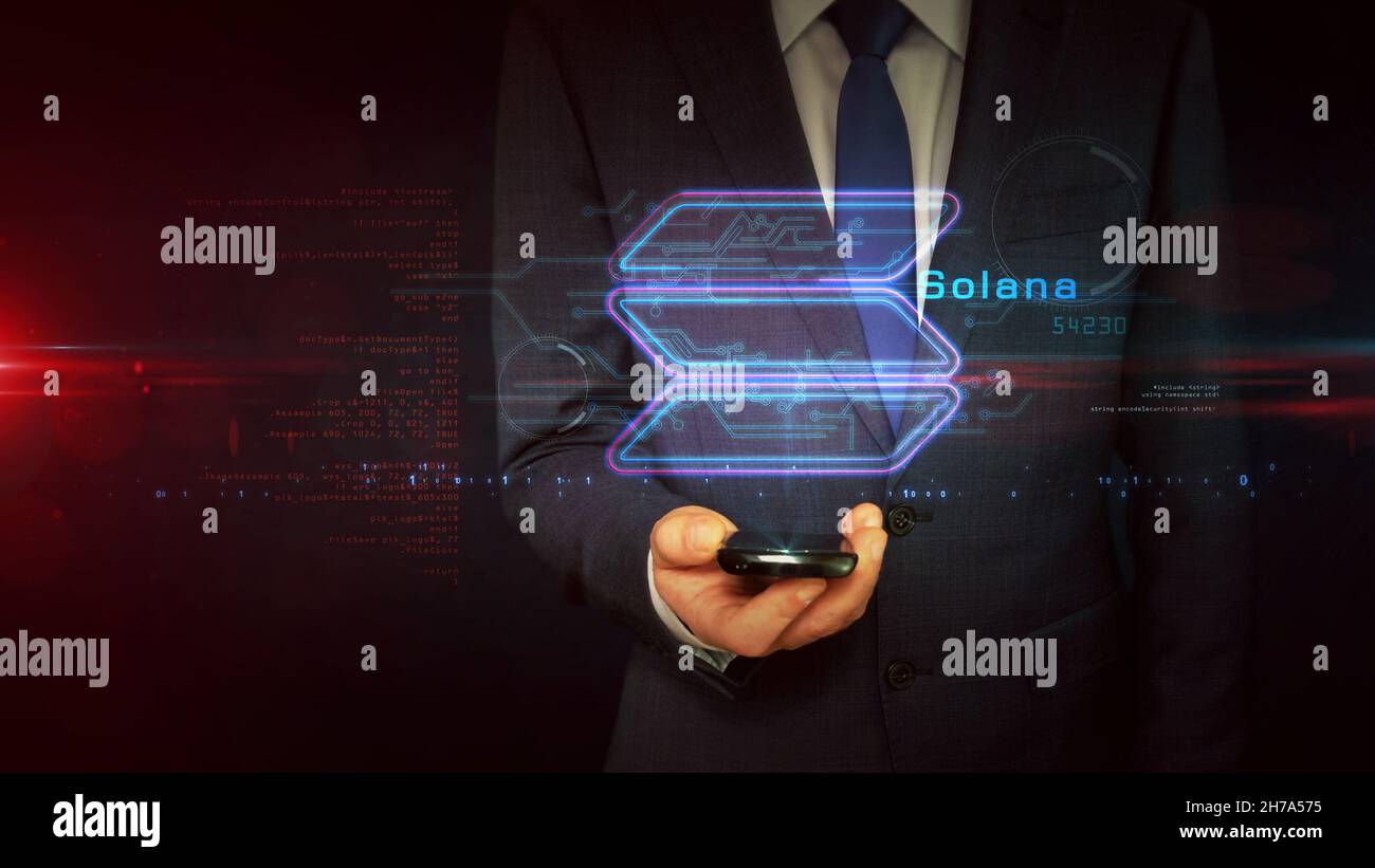 Solana Sign Concept, Sol cryptocurrency token, blockchain valuta, tecnologia fintech e aziendale. Businessman toccare il display ologramma in mano. F Foto Stock