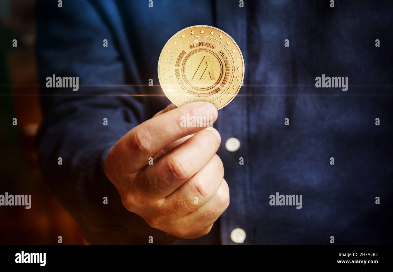 Algorand Algo Cryptocurrency simbolo moneta d'oro in mano astratto concetto. Foto Stock