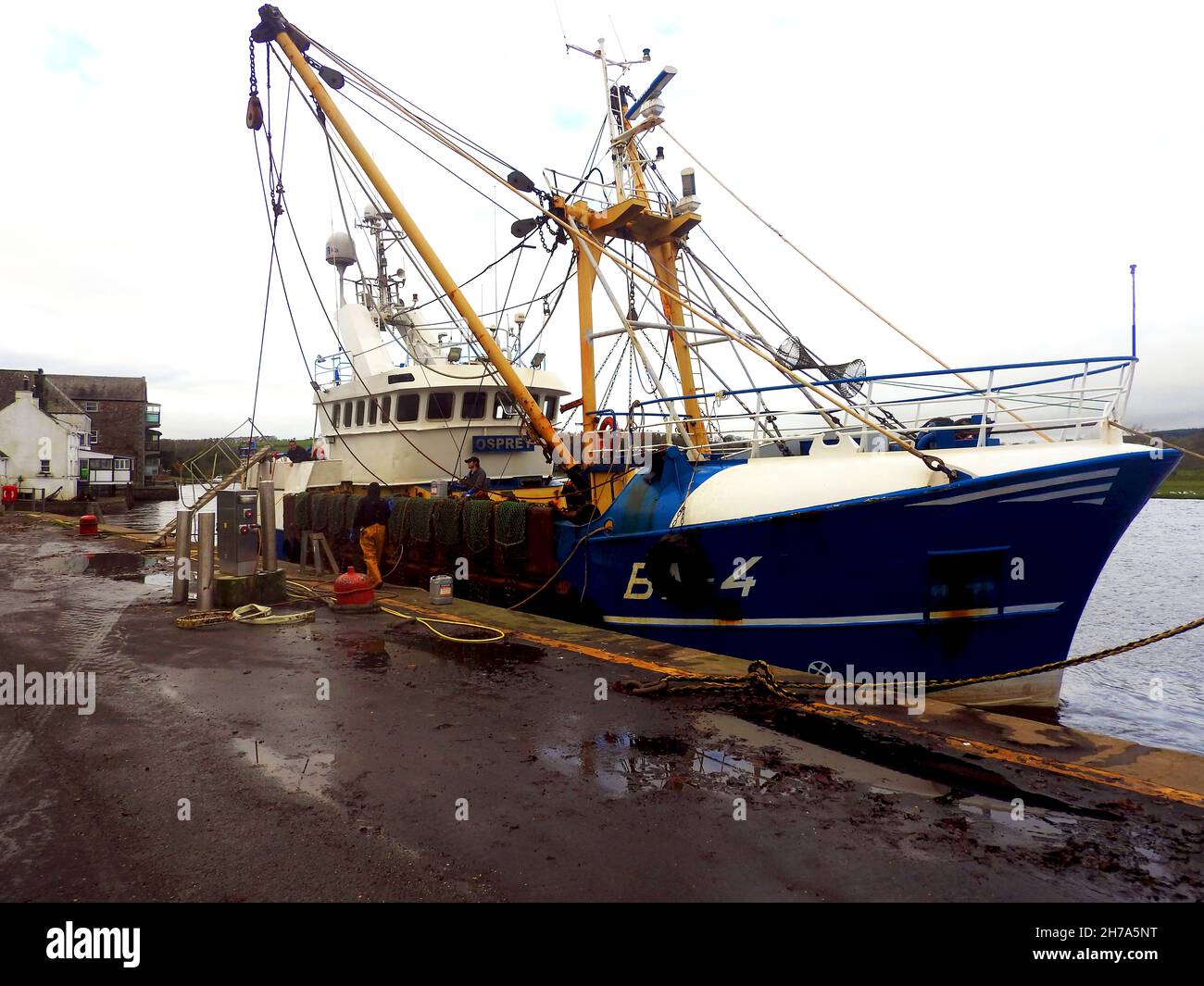 BA 4 OSPREY - Ballantrae (una comunità a Carrick, South Ayrshire, Scozia) barche da pesca che scaricano le loro catture a Kirkcudbright, Dumfries e Galloway, Scozia. Foto Stock