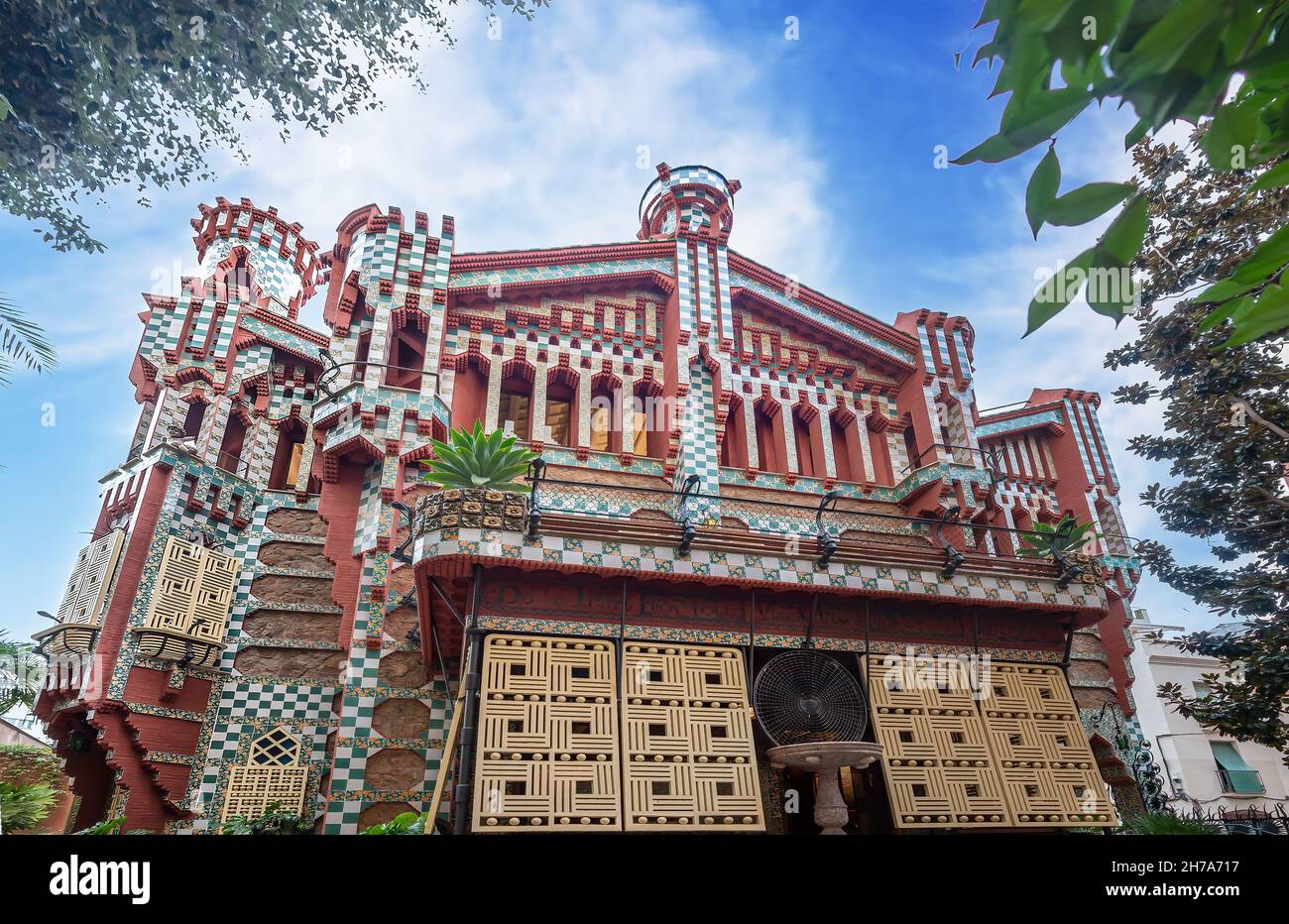 Casa Vicens a Barcellona. È il primo capolavoro di Antoni Gaudí. Costruito tra il 1883 e il 1885 in estate Foto Stock