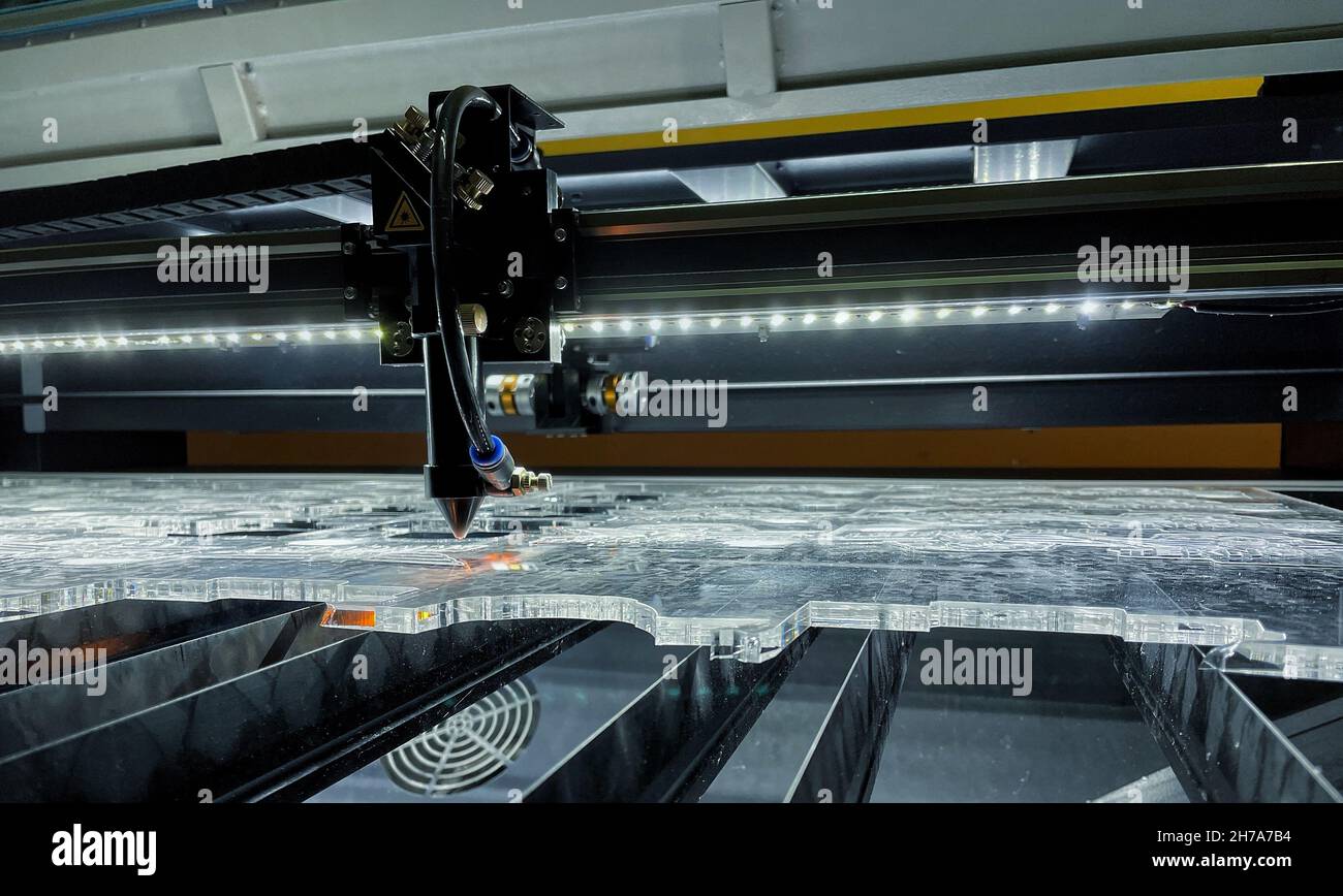 Macchina da taglio laser in lavorazione, moderna tecnologia industriale, macchina CNC Foto Stock