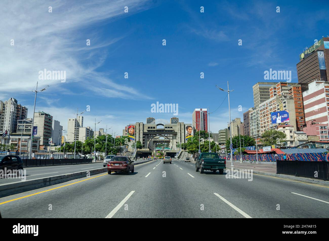 Bolivar Avenue a Caracas i venezuelani votano domenica 21 novembre nelle elezioni statali e municipali, dove saranno eletti 23 governatori e 335 sindaci Foto Stock