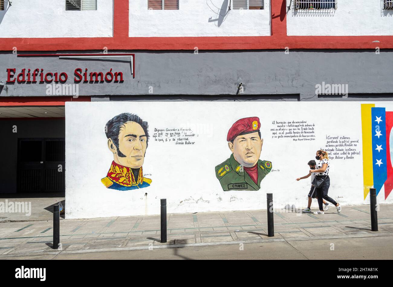 Un murale di Simon Bolivar e Hugo Chavez all'ingresso di un edificio chiamato Simone in Caracas. I venezuelani votano domenica 21 novembre, nello stato e. Foto Stock