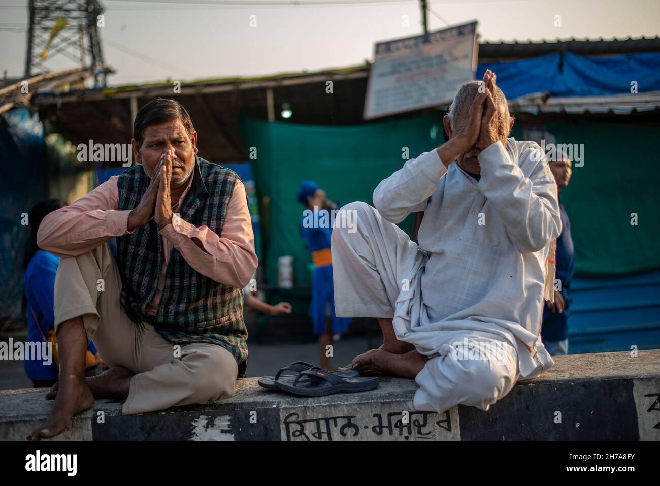 Ghaziabad, India. 21 Nov 2021. Gli agricoltori salutano gli altri agricoltori durante la protesta contro le controverse leggi agricole a Delhi Ghazipur Border.Farmer leader ai confini di Delhi hanno detto che le loro proteste continueranno fino alla cancellazione formale delle tre controverse leggi agricole che il primo Ministro Narendra modi ha annunciato di abrogare. Hanno inoltre chiesto una legge sui prezzi minimi di sostegno e il ritiro dei casi di polizia presentati contro molti di loro nel corso dell'ultimo anno. (Foto di Pradeep Gaur/SOPA Images/Sipa USA) Credit: Sipa USA/Alamy Live News Foto Stock