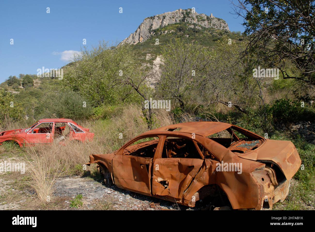 Abbandonate auto rubate in campagna, uno di loro bruciato e arrugginito. Inquinamento ambientale. Foto Stock