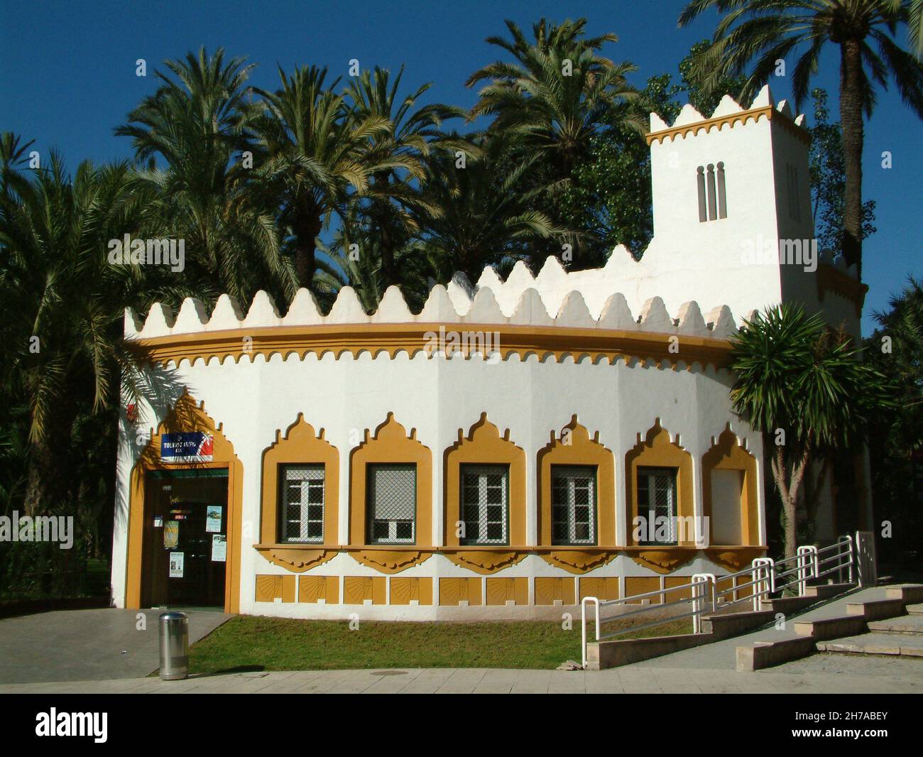 Ufficio turistico in edificio storico circondato da palme da datteri, Elche, Alicante, Spagna Foto Stock