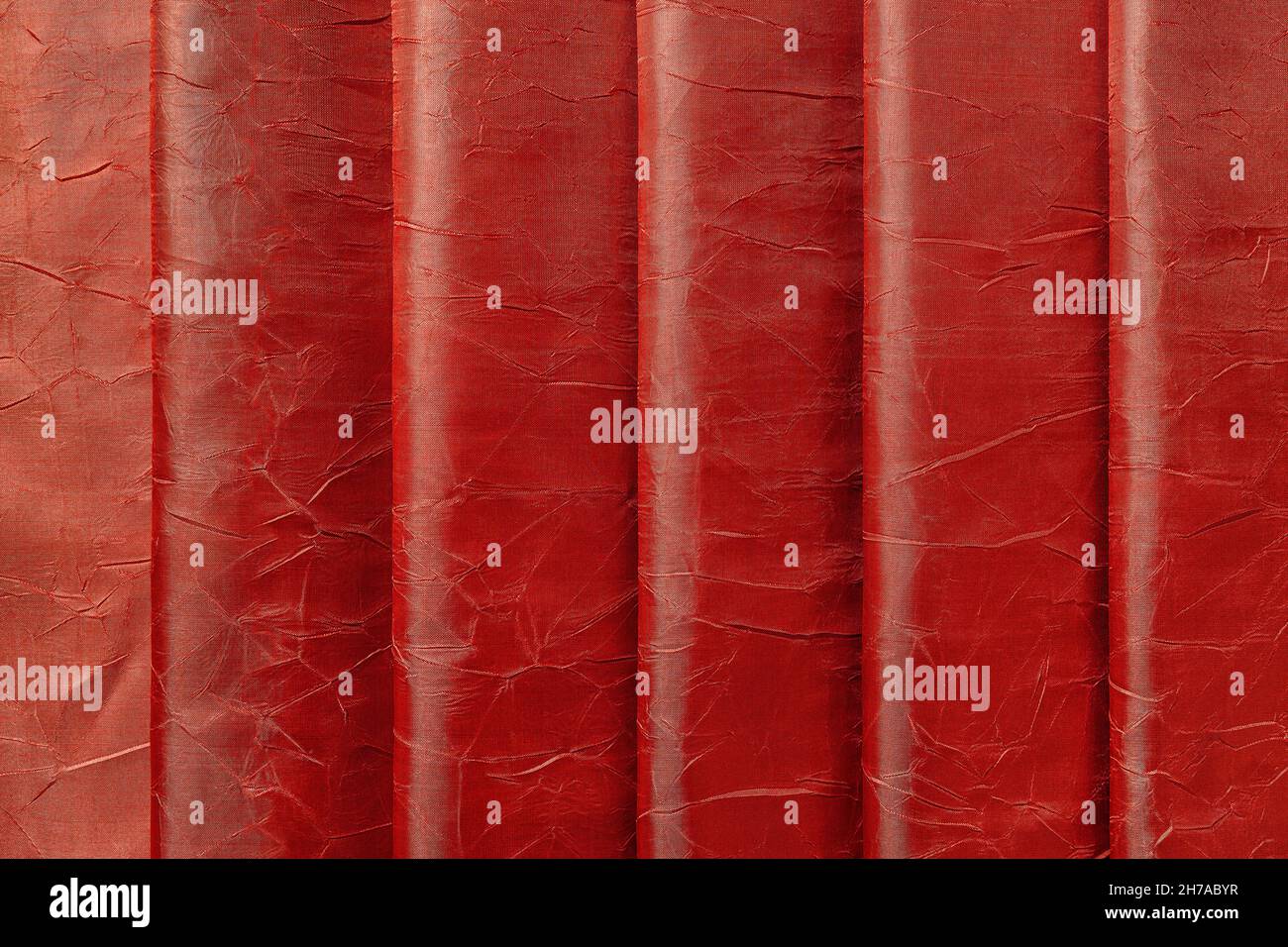 Rosso lucido grinzito seta verticale piega lo sfondo. Tessuto di mattone drappeggiato rosso colore lucido raso panno. Elemento di design in elegante seta grattata di lusso Foto Stock