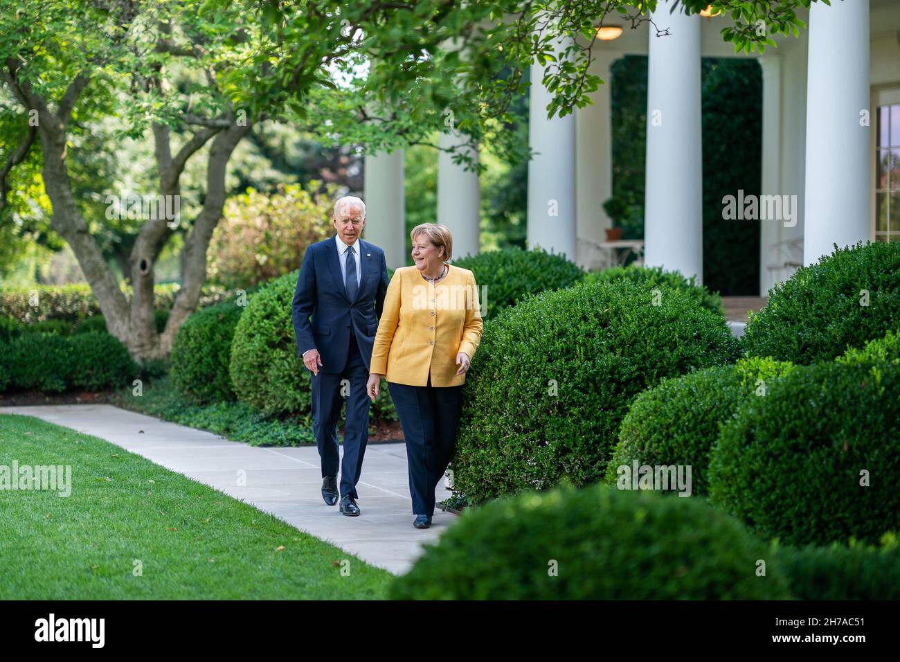 WASHINGTON DC, USA - 15 luglio 2021 - il presidente degli Stati Uniti Joe Biden e la cancelliera tedesca Angela Merkel camminano attraverso il Giardino delle Rose della Casa Bianca su Thur Foto Stock