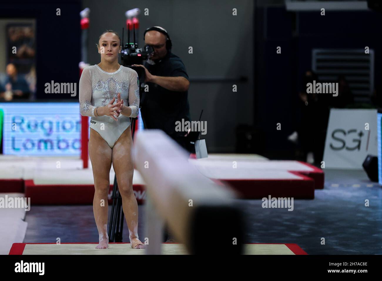 Milano, Italia. 20 Nov 2021. Martina Maggio del Team GAF Italy durante il Gran Premio di Ginnastica 2021 all'Allianz Cloud Arena di Milano il 20 novembre 2021 Credit: Independent Photo Agency/Alamy Live News Foto Stock