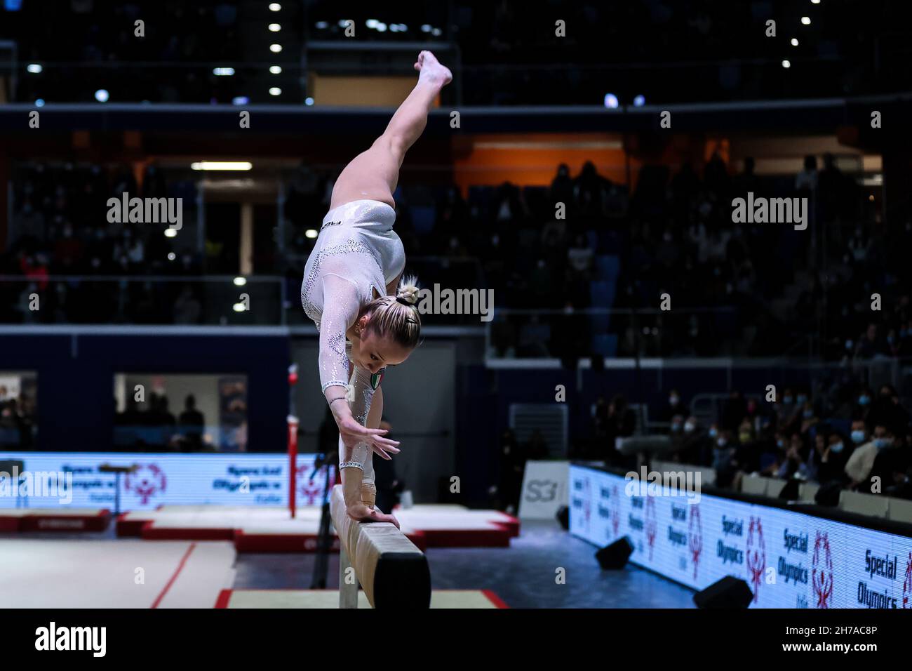 Milano, Italia. 20 Nov 2021. Martina Maggio del Team GAF Italy durante il Gran Premio di Ginnastica 2021 all'Allianz Cloud Arena di Milano il 20 novembre 2021 Credit: Independent Photo Agency/Alamy Live News Foto Stock