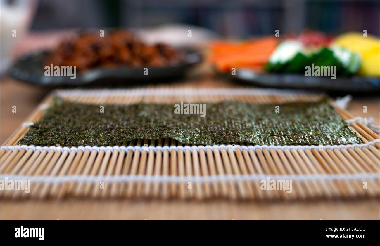 Alghe Nori su un tappeto di bambù per il sushi Foto Stock