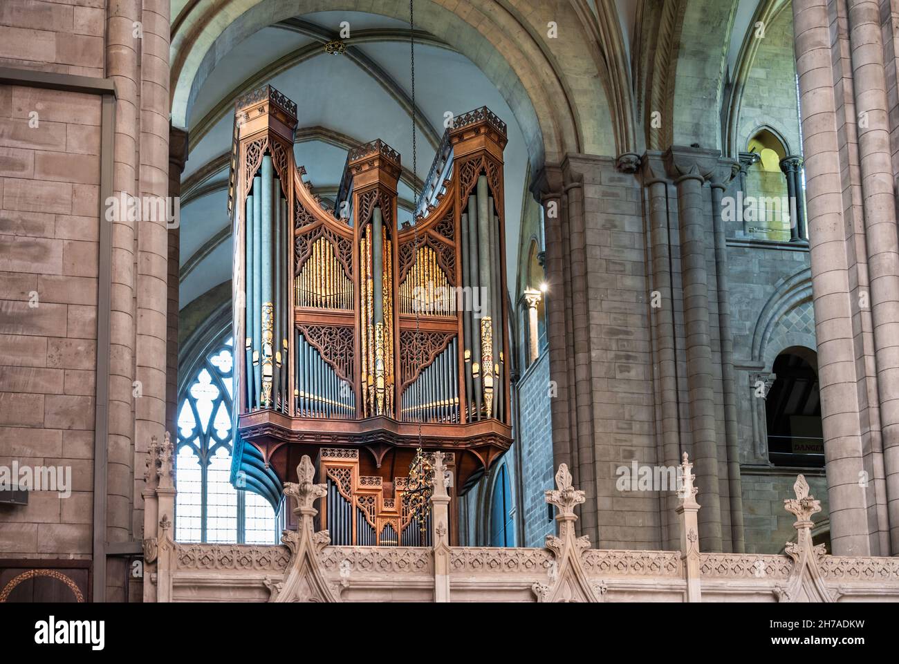 Vecchio organo a tubo all'interno della cattedrale di Chichester nella città di Chichester, West Sussex, Regno Unito. Grazie al Decano e Capitolo della Cattedrale di Chichester. Foto Stock