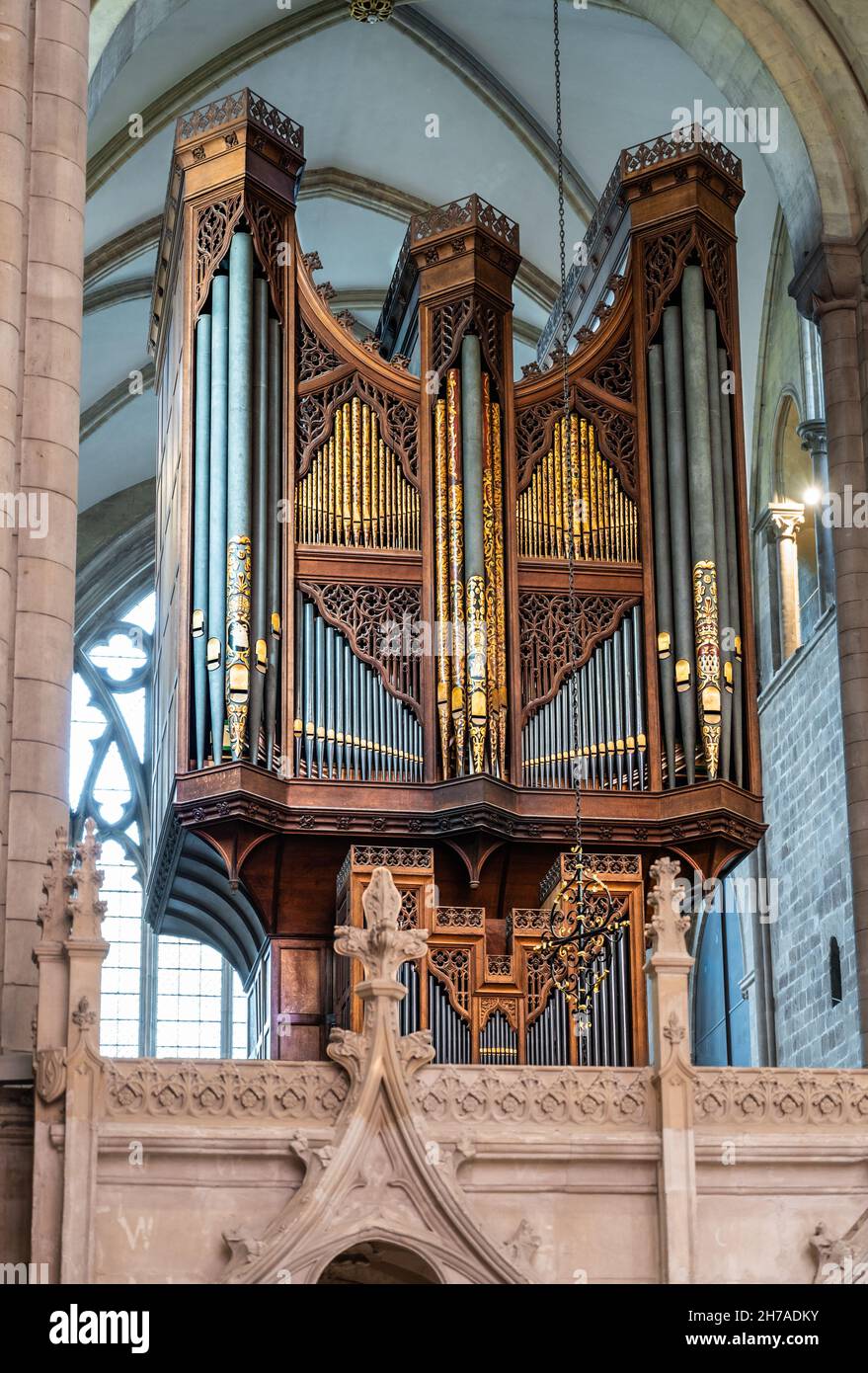 Vecchio organo a tubo all'interno della cattedrale di Chichester nella città di Chichester, West Sussex, Regno Unito. Grazie al Decano e Capitolo della Cattedrale di Chichester. Foto Stock