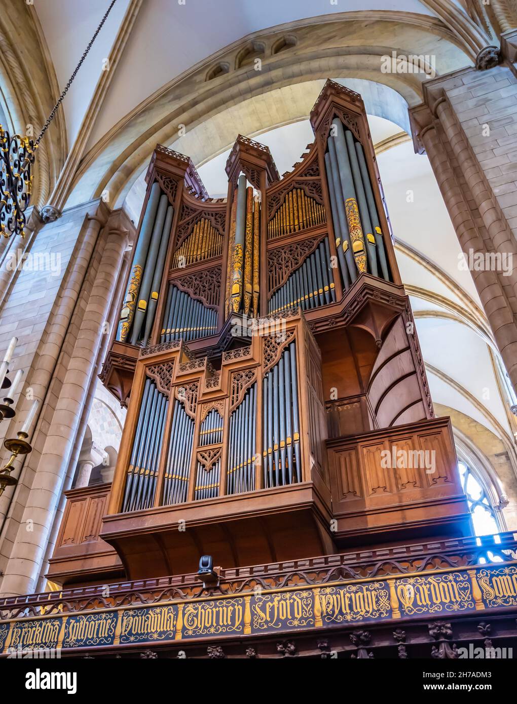 Vecchio organo a tubo all'interno della cattedrale di Chichester nella città di Chichester, West Sussex, Regno Unito. Grazie al Decano e Capitolo della Cattedrale di Chichester. Foto Stock