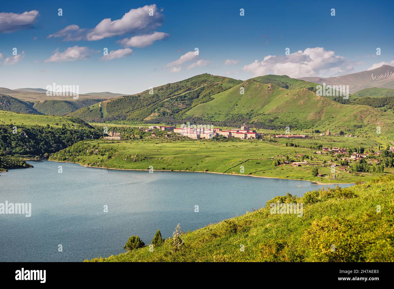 Area suburbana di una famosa località di villeggiatura di Jermuk su una riva del lago artificiale di Kechut in Armenia, situata in un luogo ecologico e pittoresco Foto Stock