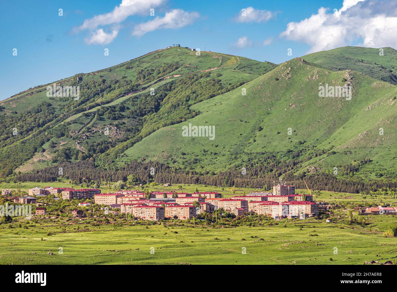 Area suburbana di una famosa località di villeggiatura di Jermuk su una riva del lago artificiale di Kechut in Armenia, situata in un'area ecologica e pittoresca di Suburban di A. Foto Stock