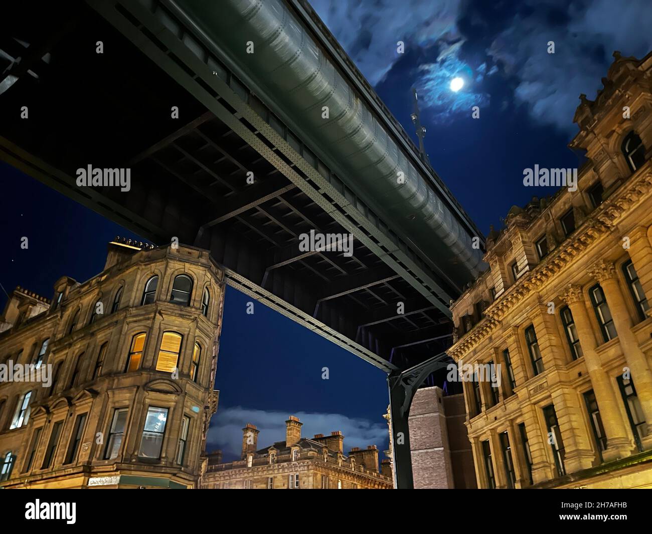 Vista alternativa del ponte Tyne sul fiume Tyne a Newcastle, che collega Newcastle e Gateshead da sotto torreggianti edifici georgiani Foto Stock