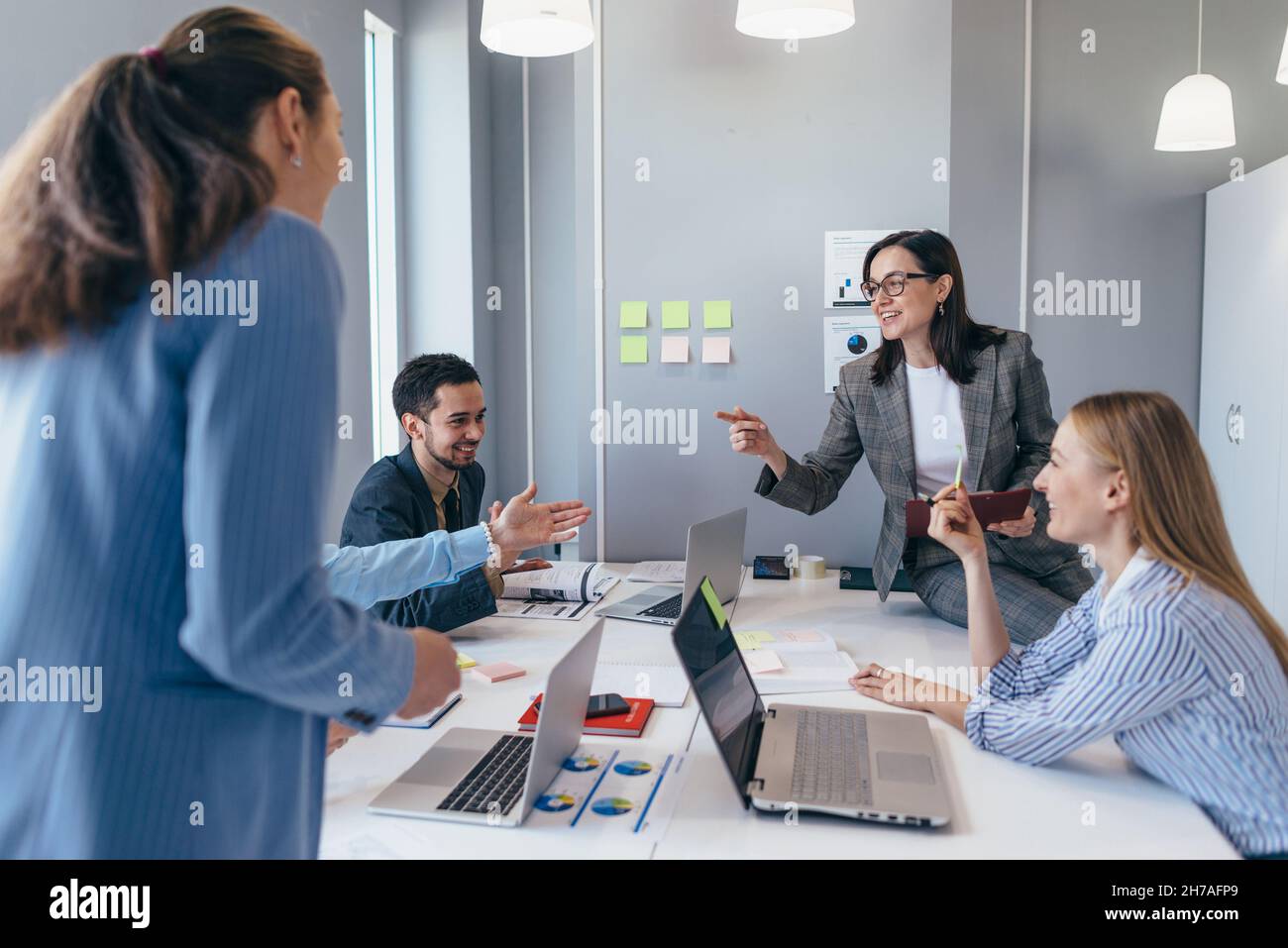 Gruppo di uomini d'affari che lavorano in squadra. Foto Stock