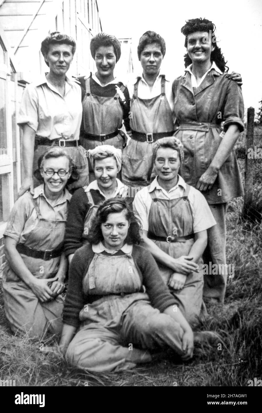 Le ragazze dell'esercito della terra delle donne posano per una fotografia di gruppo in Sussex durante WW11. Foto Stock