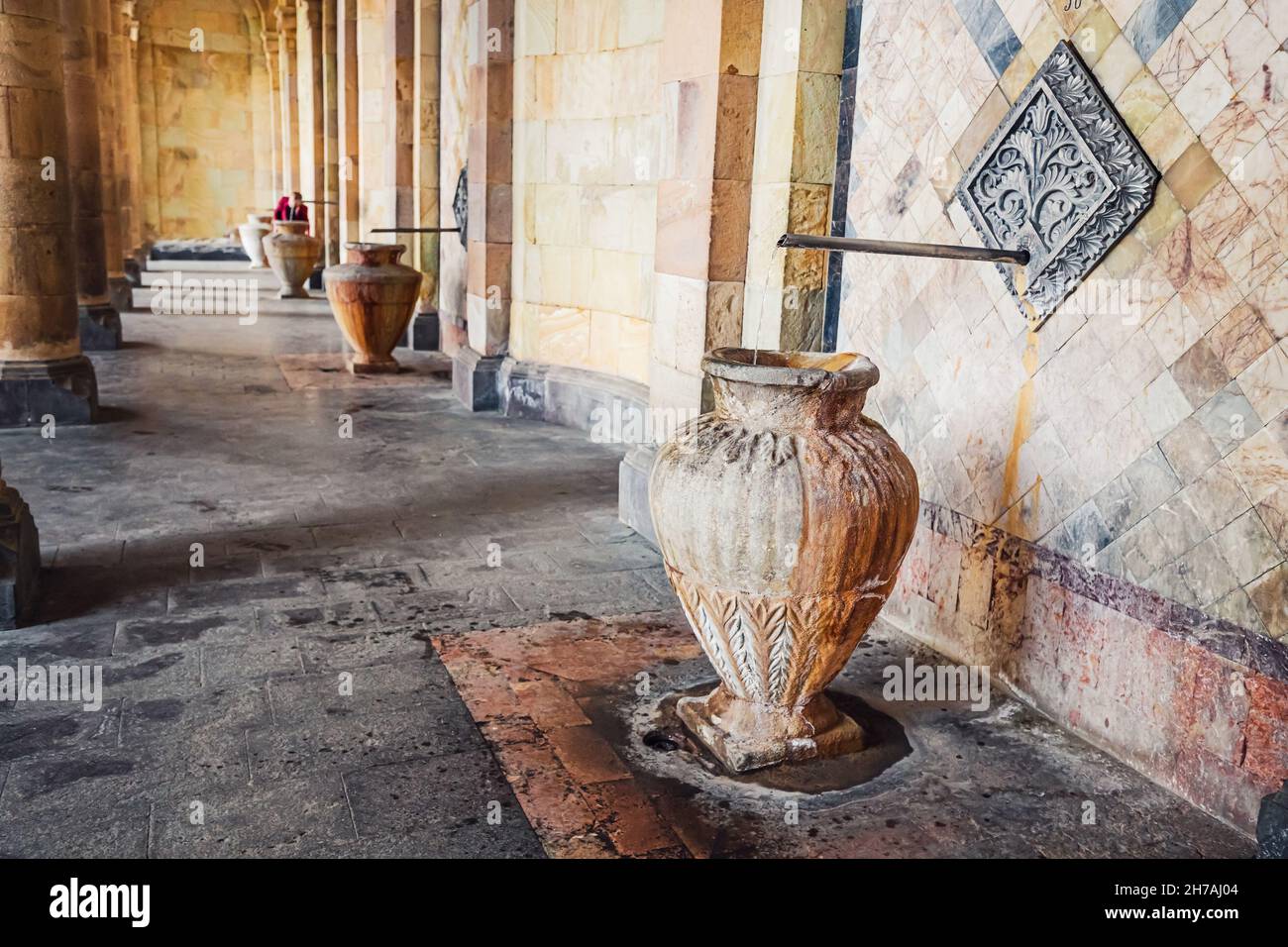 Acqua calda minerale nella famosa sorgente di guarigione nella località turistica di Jermuk in Armenia Foto Stock
