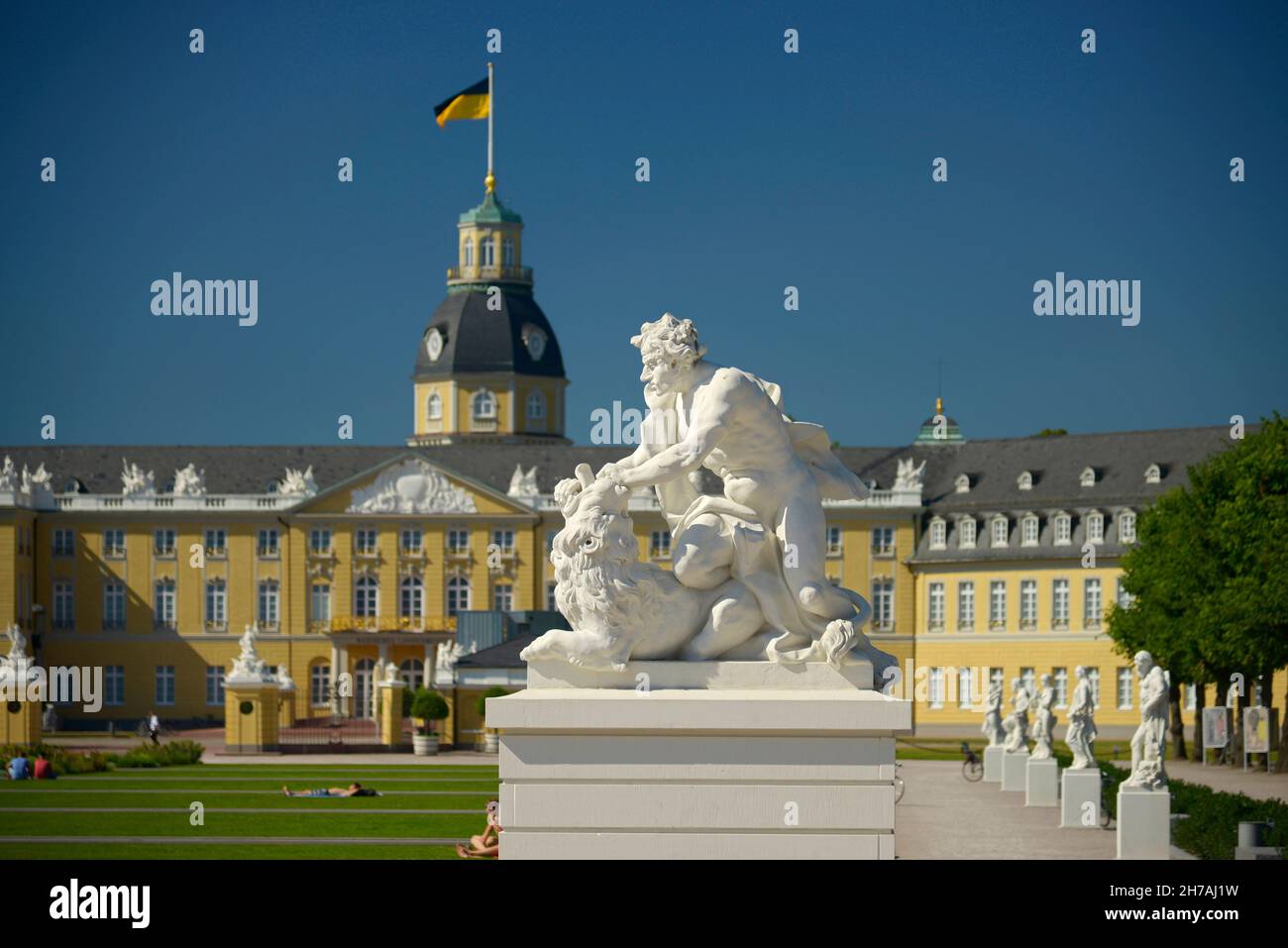 GERMANIA, BADEN-WURTTEMBERG, KARLSRUHE, STATUA DI FRONTE AL CASTELLO DI KARLSRUHE Foto Stock