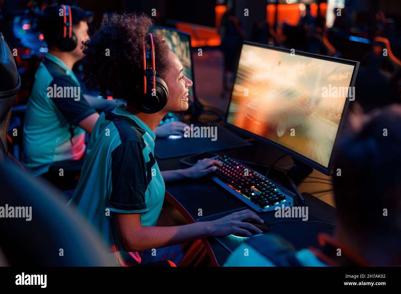 Donna videogamer sfidante videogioco in club computer Foto Stock