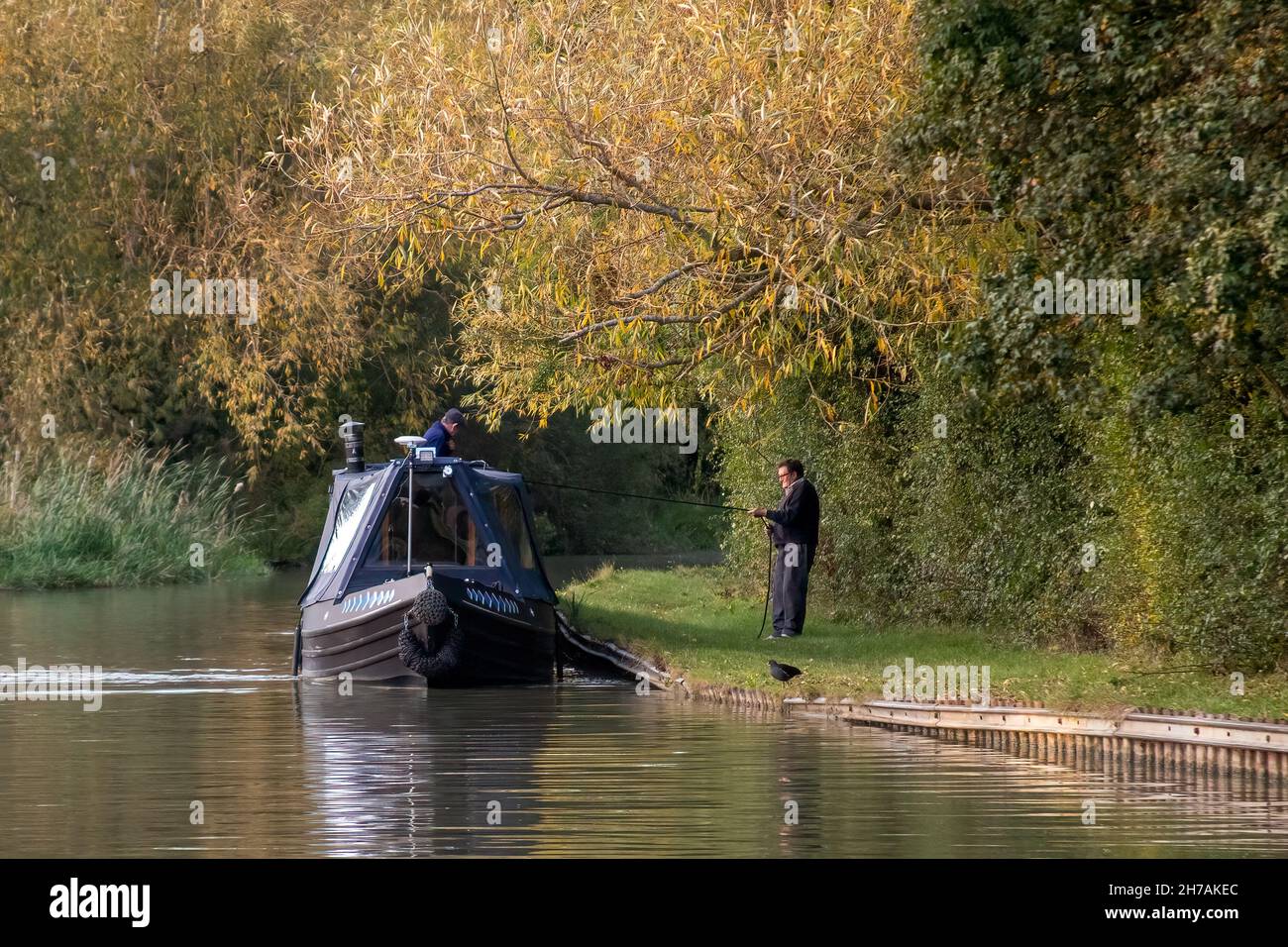 Barca stretta allacciata sul Canal Grand Union Foto Stock