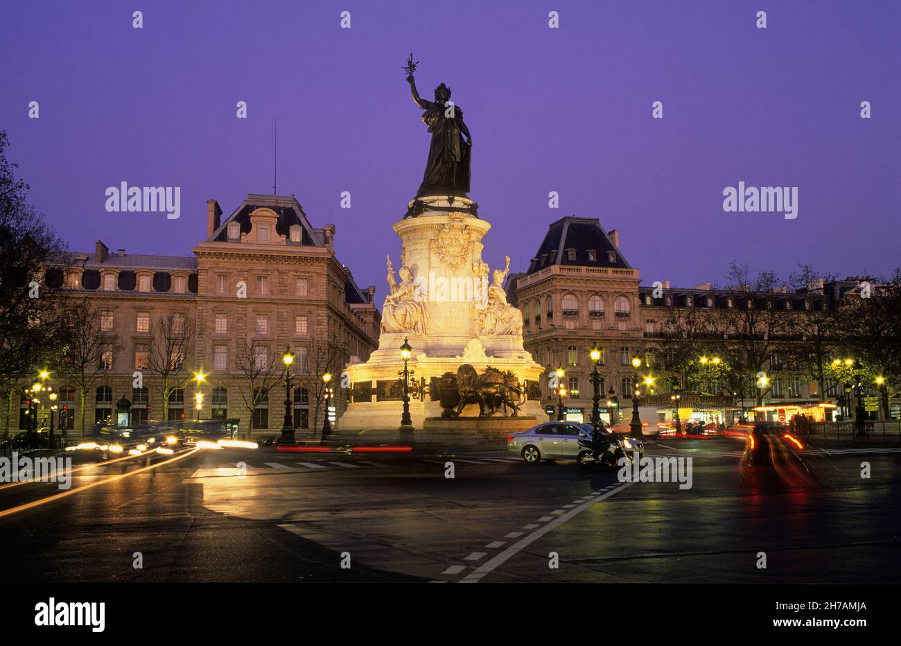 FRANCIA. PARIGI (75) 10E ARR. UNA STATUA, REPUBLIQUE PLAZA Foto Stock